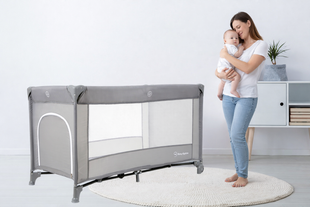 Дитяче складне ліжечко-манеж Moby-System Happy Traveller Basic з розкладним матрацом, сумкою, коліщатками та бічним виходом, 126 x 66 см 5094763 фото